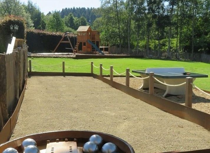 Geniet van het weidse uitzicht op de groene omgeving van La Ferme des Fermiers, een vakantiehuis in Erezee, Ardennen.
