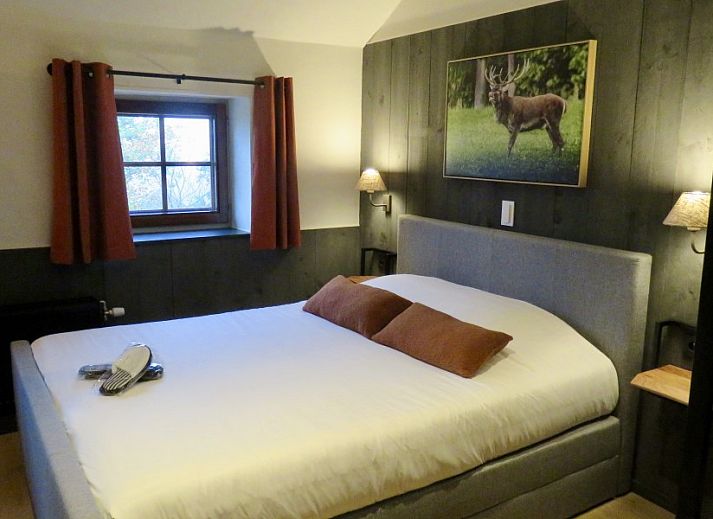 Ruime veranda met houten eettafel bij La Ferme des Fermiers, een vakantiehuis in Erezee, Ardennen.