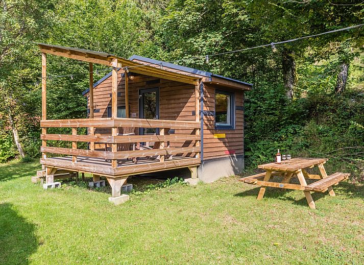 Plattegrond van 2-persoons tiny house 2BY in Poix-Saint-Hubert, Ardennen, Belgie, met gezellige woonkamer en praktische keuken.
