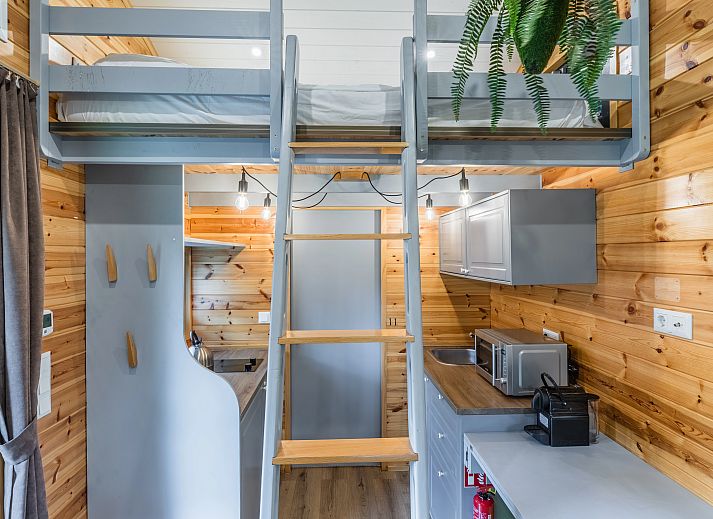 Plattegrond van 2-persoons tiny house 2BY in Poix-Saint-Hubert, Ardennen, Belgie, met gezellige woonkamer en praktische keuken.