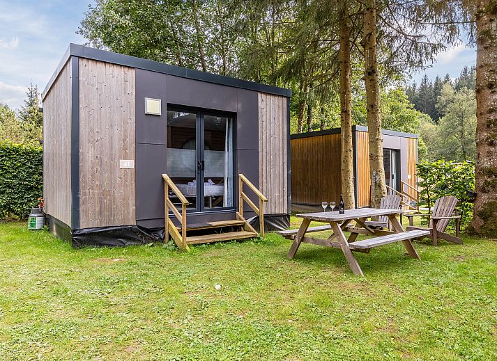 2-persoons lodge | 2B in Poix-Saint-Hubert, Ardennen, Belgie, omringd door natuur met een uitnodigend terras en picknicktafel.