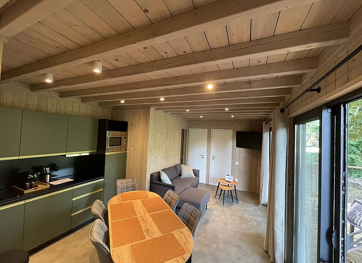 Ecolodge I 3 Bedrooms in Bouillon, Ardennen, Belgien bietet ein rustikales Ferienhauserlebnis inmitten der ruhigen Natur.