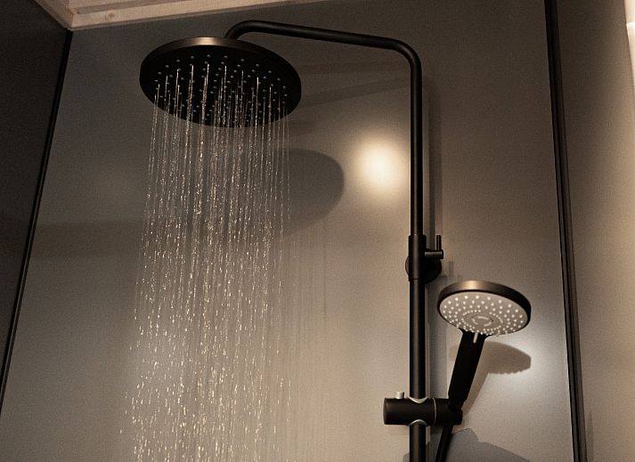 Ecolodge I 3 Bedrooms in Bouillon, Ardennen, Belgien bietet ein rustikales Ferienhauserlebnis inmitten der ruhigen Natur.