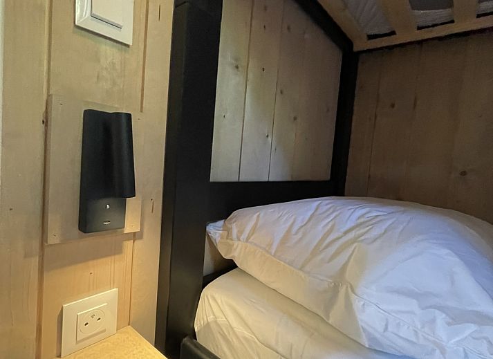 Gemuetlicher Innenbereich von Ecolodge I 3 Bedrooms, Ferienhaus in Bouillon, Ardennen, Belgien, mit moderner Kueche und geraeumiger Sitzecke.