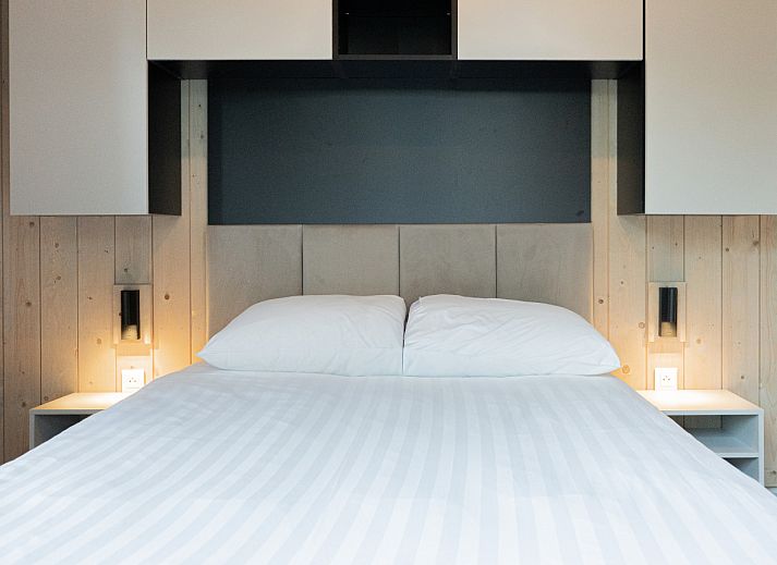 Gemuetlicher Innenbereich von Ecolodge I 3 Bedrooms, Ferienhaus in Bouillon, Ardennen, Belgien, mit moderner Kueche und geraeumiger Sitzecke.