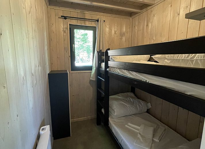 Gemuetlicher Innenbereich von Ecolodge I 3 Bedrooms, Ferienhaus in Bouillon, Ardennen, Belgien, mit moderner Kueche und geraeumiger Sitzecke.