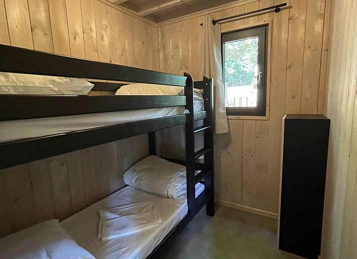 Gemuetlicher Innenbereich von Ecolodge I 3 Bedrooms, Ferienhaus in Bouillon, Ardennen, Belgien, mit moderner Kueche und geraeumiger Sitzecke.