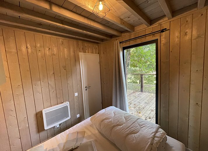 Gemuetliches Wohnzimmer der Ecolodge I 3 Bedrooms in Bouillon, Ardennen, mit Blick auf die gruene Natur von der bequemen Sitzecke aus.