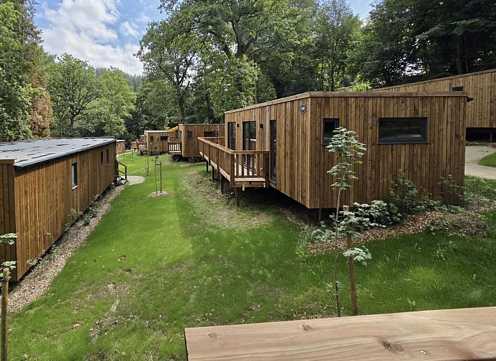 Ecolodge in Bouillon, Ardennen, Belgien, umgeben von Natur, bietet ein rustikales Ferienhaus mit zwei Schlafzimmern und einer einladenden Terrasse.
