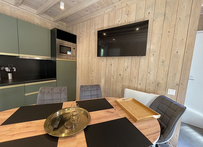 Ecolodge in Bouillon, Ardennen, Belgien, umgeben von Natur, bietet ein rustikales Ferienhaus mit zwei Schlafzimmern und einer einladenden Terrasse.