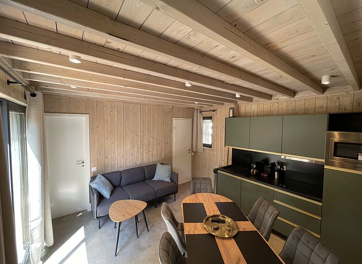 Ecolodge in Bouillon, Ardennen, Belgien, umgeben von Natur, bietet ein rustikales Ferienhaus mit zwei Schlafzimmern und einer einladenden Terrasse.