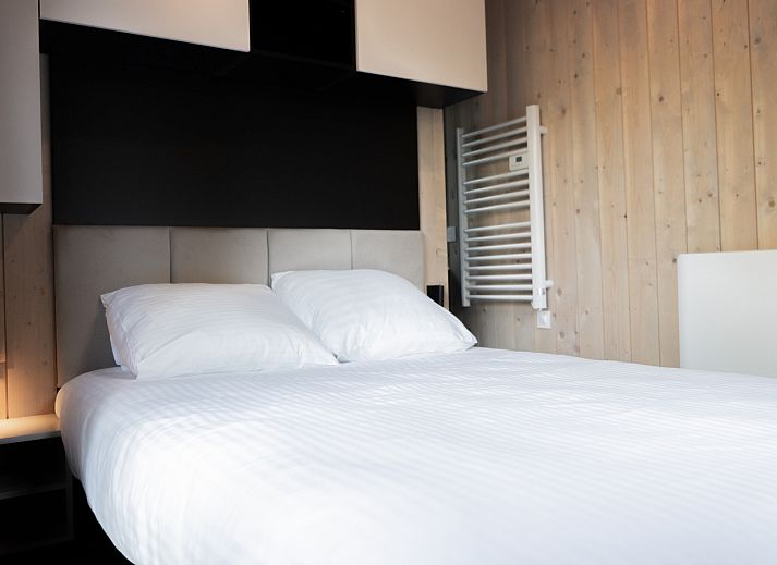 Ecolodge mit 2 Schlafzimmern in Bouillon, Ardennen, Belgien, umgeben von ueppiger Natur und mit einer einladenden Holzterrasse.