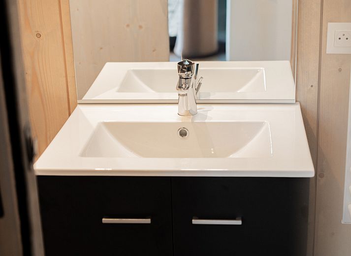 Gemuetliche, ueberdachte Ecolodge mit moderner Kueche und Essbereich in Bouillon, Ardennen, ideal fuer einen entspannten Aufenthalt.