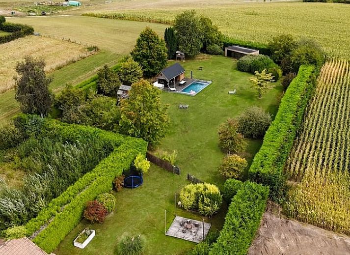Rustikales Ferienhaus in Waterloo mit Schwimmbad und Terrasse, umgeben von gruener Natur in Wallonisch Brabant, Belgien.