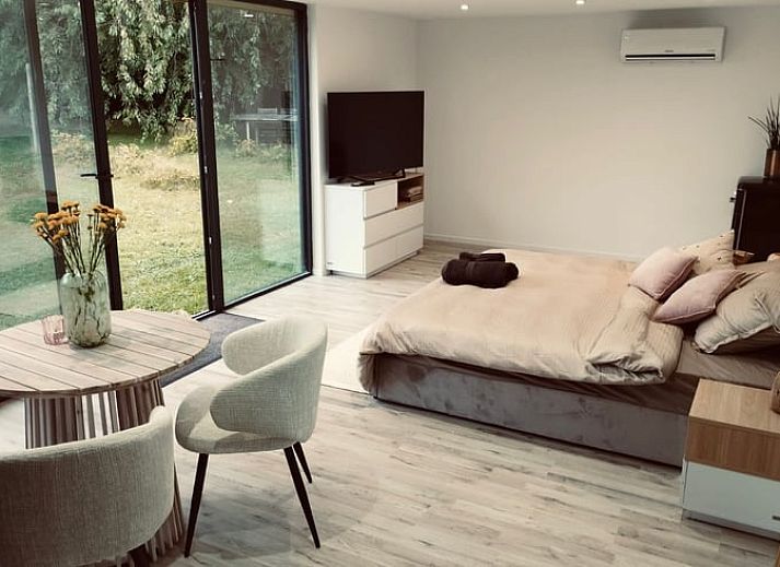 Rustikales Ferienhaus in Waterloo mit Schwimmbad und Terrasse, umgeben von gruener Natur in Wallonisch Brabant, Belgien.