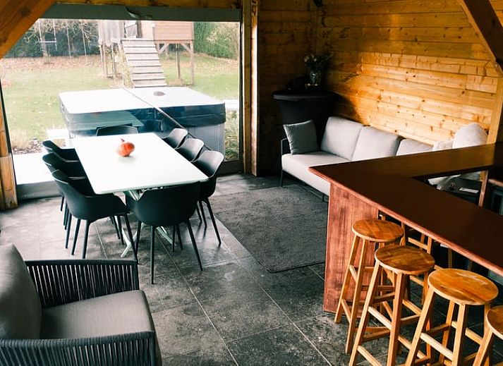 Gemuetliches Interieur des Ferienhauses in Waterloo, Wallonisch-Brabant, Belgien mit Gartenblick und modernen Annehmlichkeiten.