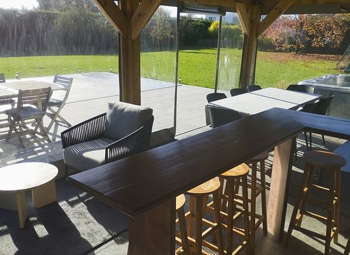 Gemuetliches Interieur des Ferienhauses in Waterloo, Wallonisch-Brabant, Belgien mit Gartenblick und modernen Annehmlichkeiten.