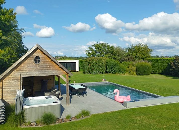 Gemuetliches Interieur des Ferienhauses in Waterloo, Wallonisch-Brabant, Belgien mit Gartenblick und modernen Annehmlichkeiten.