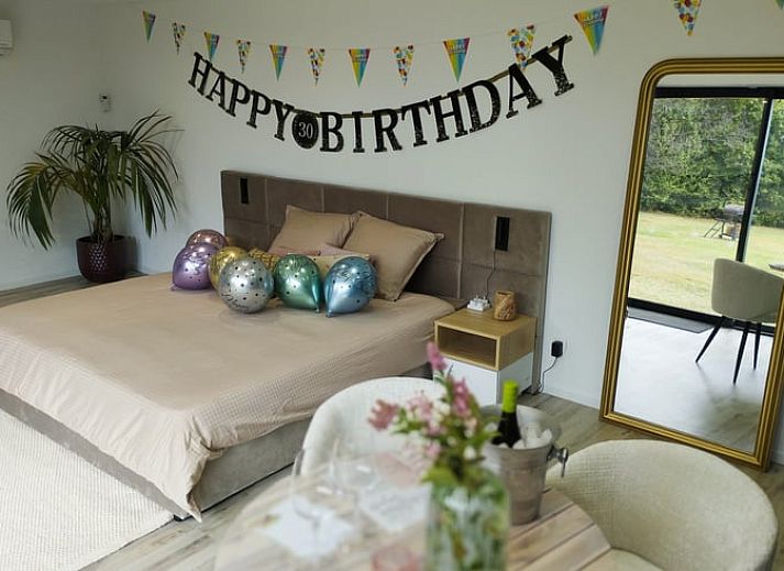 Gemuetliches Schlafzimmer im Ferienhaus in Waterloo, Wallonisch-Brabant, Belgien mit komfortablem Bett und Sitzecke fuer einen entspannten Aufenthalt.