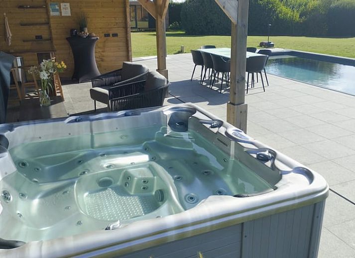 Gemuetliches Schlafzimmer im Ferienhaus in Waterloo, Wallonisch-Brabant, Belgien mit komfortablem Bett und Sitzecke fuer einen entspannten Aufenthalt.