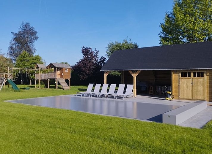 Ferienhaus in Waterloo mit Schwimmbad und Terrasse, umgeben von Natur in Wallonisch Brabant, Belgien. Perfekt fuer Entspannung und Leben im Freien.