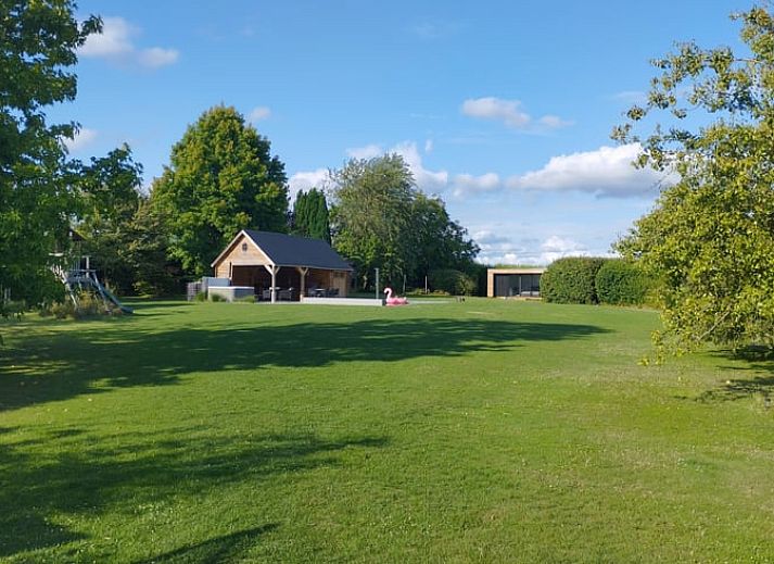 Ferienhaus in Waterloo mit Schwimmbad und Terrasse, umgeben von Natur in Wallonisch Brabant, Belgien. Perfekt fuer Entspannung und Leben im Freien.