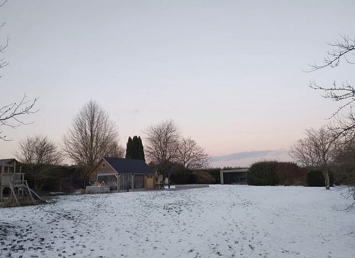 Ferienhaus in Waterloo mit Schwimmbad und Terrasse, umgeben von Natur in Wallonisch Brabant, Belgien. Perfekt fuer Entspannung und Leben im Freien.