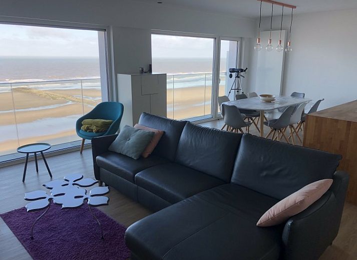 Ruime woonkamer met zeezicht in www.frontaalzeezicht.com appartement, Middelkerke bad, Belgische kust.