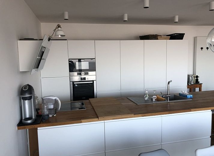 Ruime woonkamer met zeezicht in www.frontaalzeezicht.com appartement, Middelkerke bad, Belgische kust.