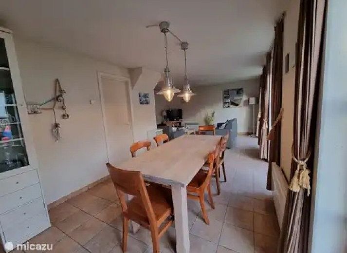 Charmant vakantiehuis Seaside Village, huisje 77, in Vosseslag bij De Haan aan de Belgische kust, met rode daken en groene heggen.
