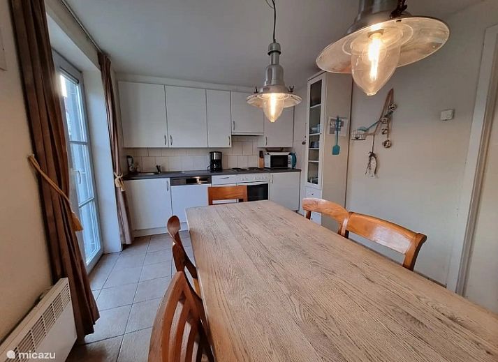 Charmant vakantiehuis Seaside Village, huisje 77, in Vosseslag bij De Haan aan de Belgische kust, met rode daken en groene heggen.