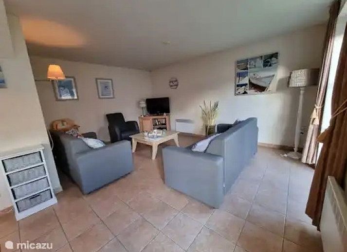 Charmant vakantiehuis Seaside Village, huisje 77, in Vosseslag bij De Haan aan de Belgische kust, met rode daken en groene heggen.