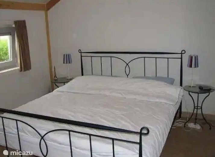 Geniet van de zonnige tuin en het terras bij Seaside Village, huisje 77, een charmant vakantiehuis in Vosseslag, De Haan, Belgische kust.