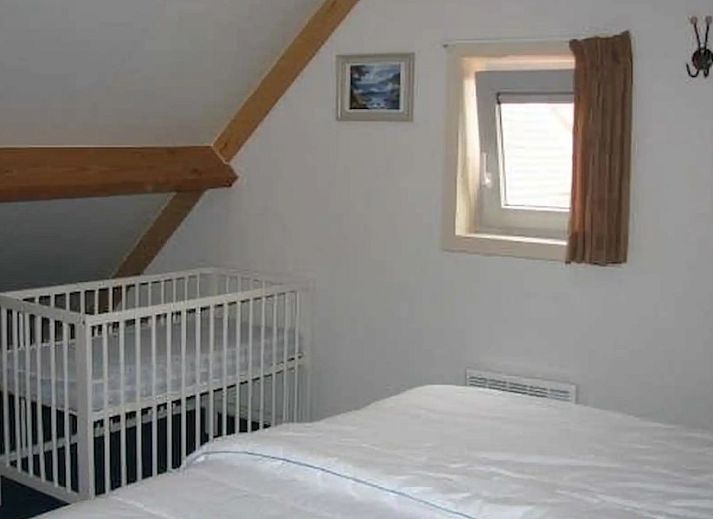 Gezellige eetkamer in Seaside Village huisje 77, vakantiehuis in Vosseslag, De Haan, Belgische kust, met ruime tafel en comfortabele stoelen.