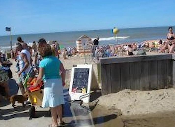 Gezellige eetkamer in Seaside Village huisje 77, vakantiehuis in Vosseslag, De Haan, Belgische kust, met ruime tafel en comfortabele stoelen.
