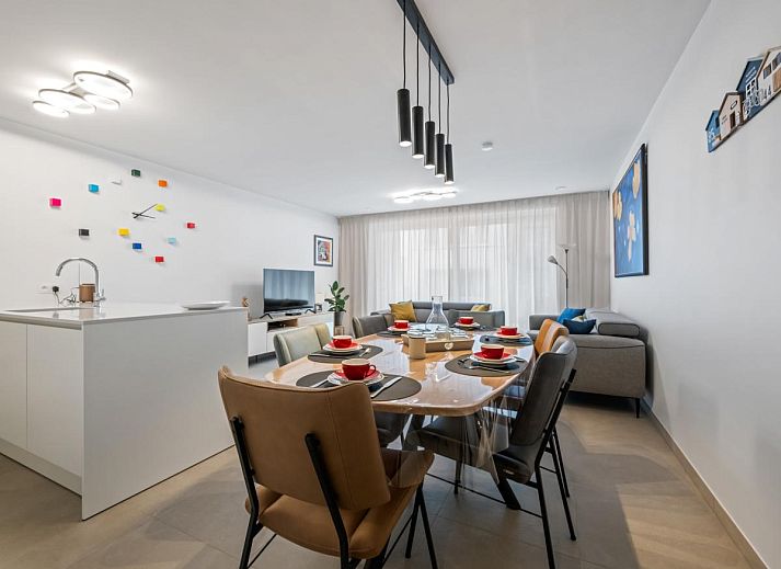 Moderne woonkamer in vakantiehuis Swan - 0103 in Blankenberge, Belgische kust, met gezellige zithoek en stijlvolle eettafel.