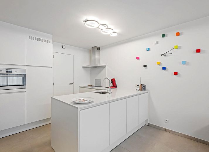 Moderne woonkamer in vakantiehuis Swan - 0103 in Blankenberge, Belgische kust, met gezellige zithoek en stijlvolle eettafel.