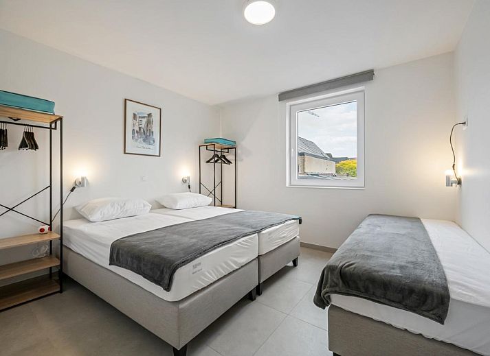 Moderne woonkamer in vakantiehuis Swan - 0103 in Blankenberge, Belgische kust, met gezellige zithoek en stijlvolle eettafel.