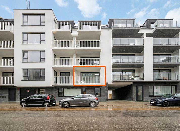 Geniet van het balkon van Swan - 0103, een vakantiehuis in Blankenberge aan de Belgische kust, met uitzicht op de charmante straat.