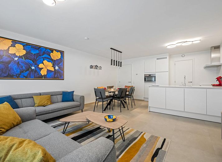 Geniet van het balkon van Swan - 0103, een vakantiehuis in Blankenberge aan de Belgische kust, met uitzicht op de charmante straat.