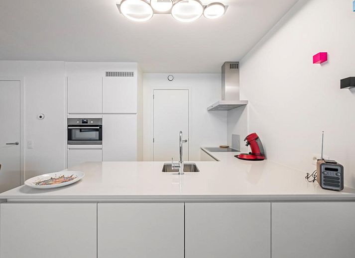 Geniet van het balkon van Swan - 0103, een vakantiehuis in Blankenberge aan de Belgische kust, met uitzicht op de charmante straat.