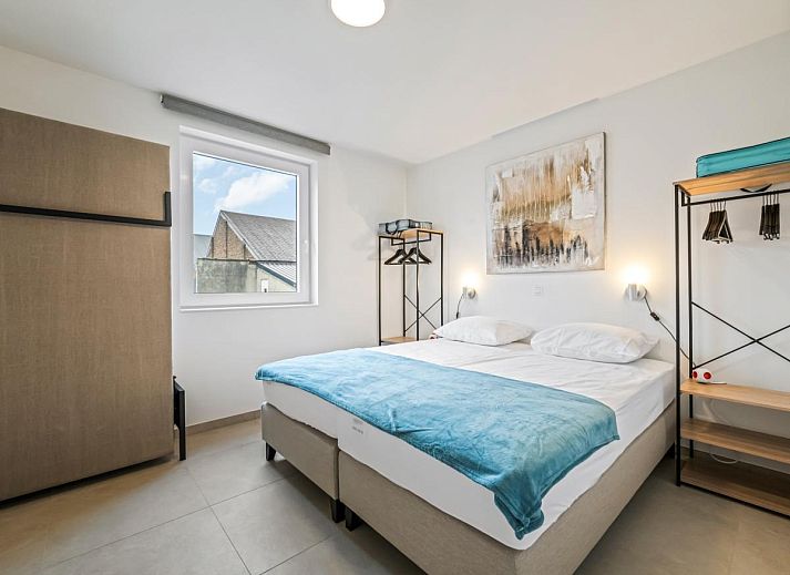 Geniet van het balkon van Swan - 0103, een vakantiehuis in Blankenberge aan de Belgische kust, met uitzicht op de charmante straat.