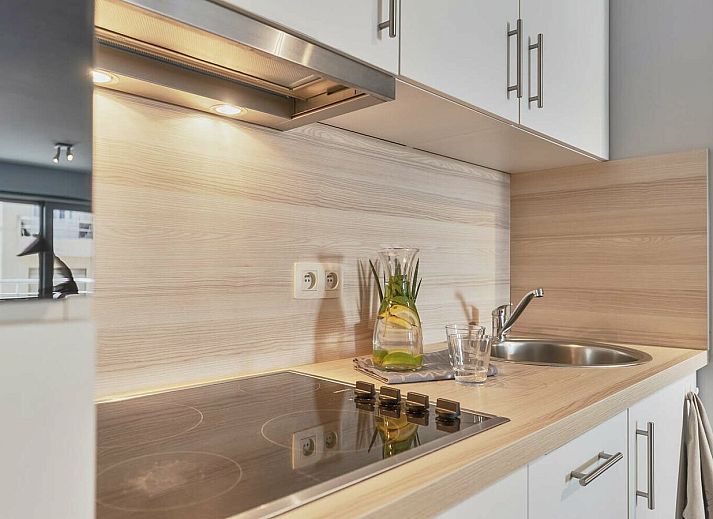 Gezellige slaapkamer in Studio met zeezicht | 2p, Blankenberge, Belgische kust. Comfortabel verblijf met uitzicht op de zee vanaf het balkon.