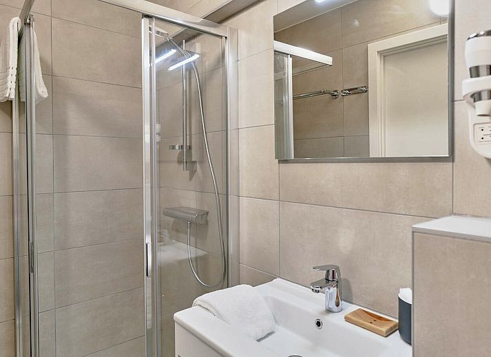 Gezellige slaapkamer in Studio met zeezicht | 2p, Blankenberge, Belgische kust. Comfortabel verblijf met uitzicht op de zee vanaf het balkon.