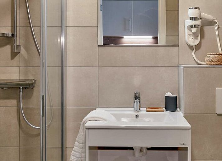 Studio met zeezicht | 2p in Blankenberge, Belgische kust, biedt een moderne binnenruimte met comfortabel bed en uitzicht op zee.