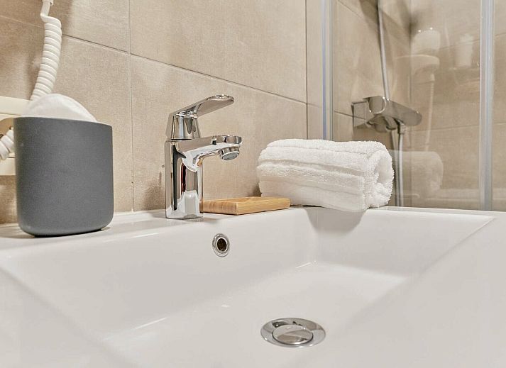 Studio met zeezicht | 2p in Blankenberge, Belgische kust, biedt een moderne binnenruimte met comfortabel bed en uitzicht op zee.