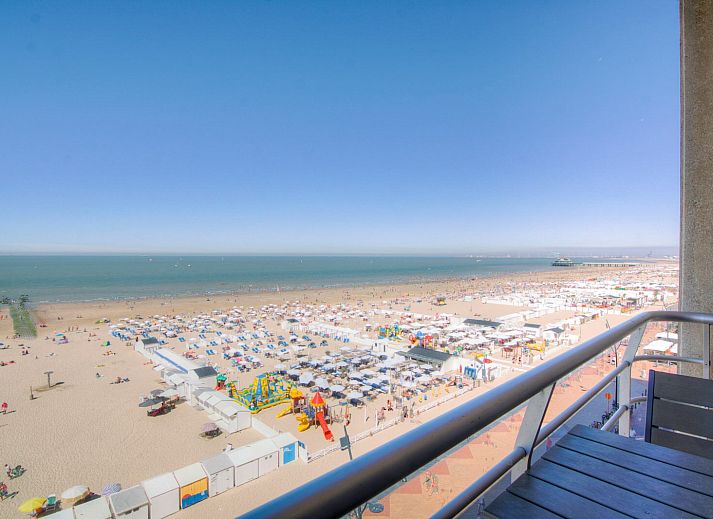Studio met zeezicht | 2p in Blankenberge, Belgische kust, biedt een moderne binnenruimte met comfortabel bed en uitzicht op zee.