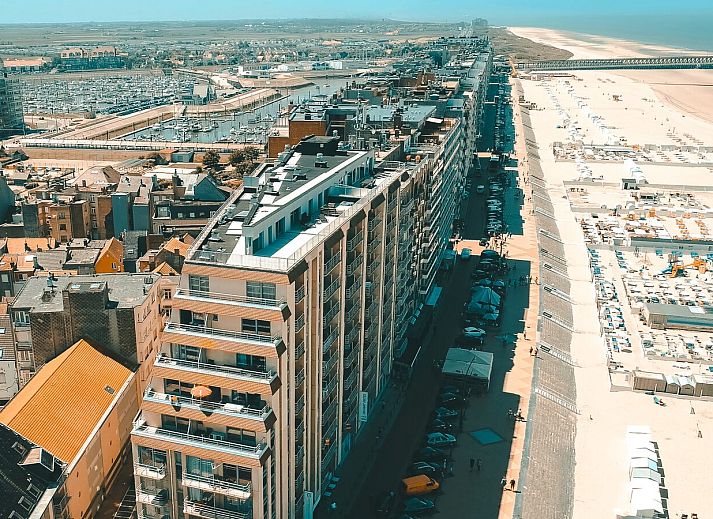 Studio met zeezicht | 2p in Blankenberge, Belgische kust, biedt een moderne binnenruimte met comfortabel bed en uitzicht op zee.