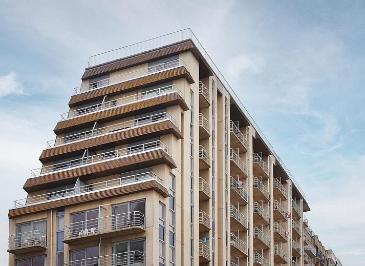 Studio met zeezicht | 2p in Blankenberge biedt een gezellige slaapkamer met uitzicht op de Belgische kust, ideaal voor een romantisch verblijf.