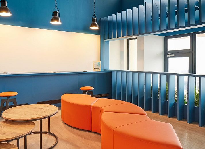 Studio met zeezicht | 2p in Blankenberge biedt een gezellige slaapkamer met uitzicht op de Belgische kust, ideaal voor een romantisch verblijf.